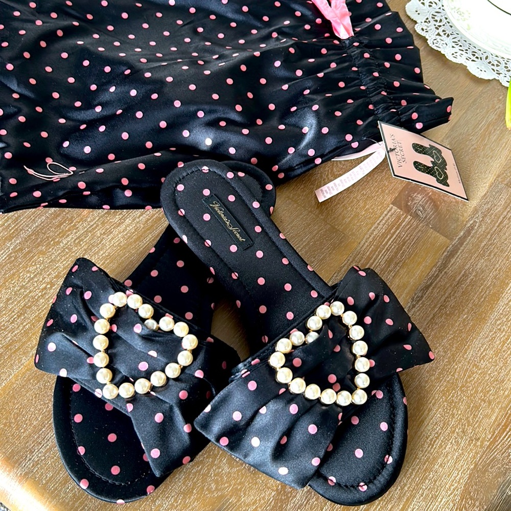 Victoria’s Secret house slippers in Medium